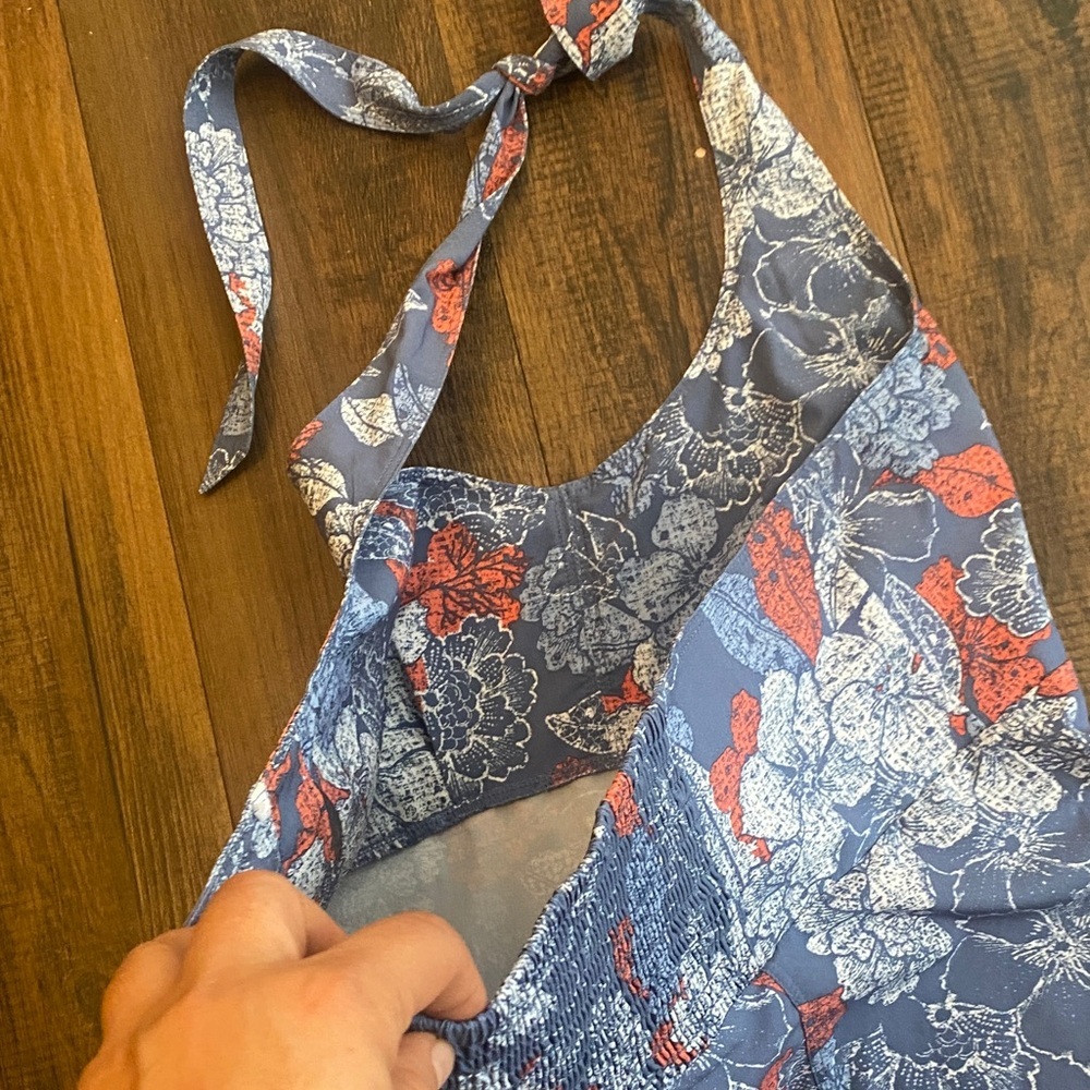 Columbia Blue and Red Patterned Garment - Picture 5 of 7